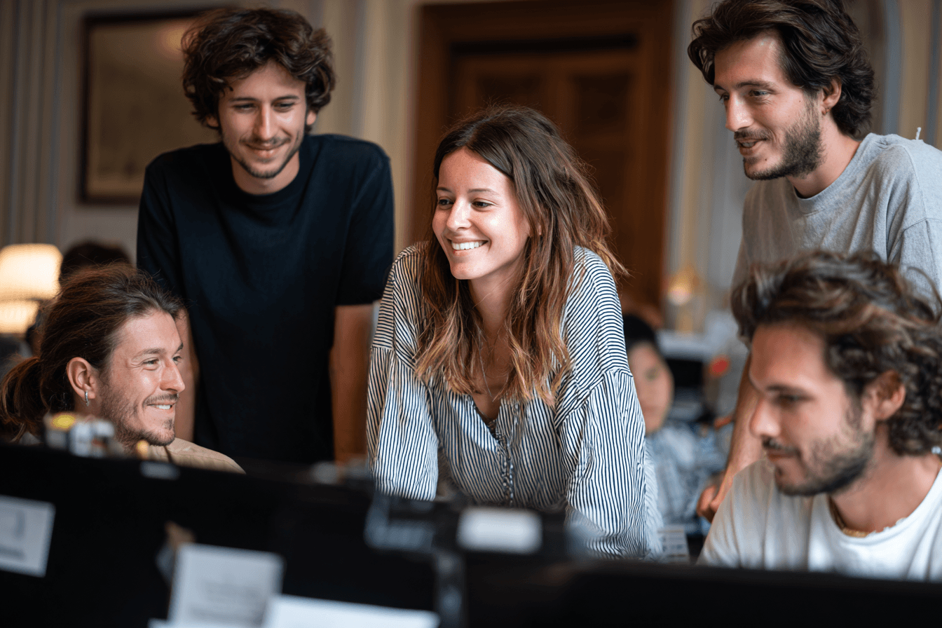 Équipe de professionnels réunie autour d'un projet