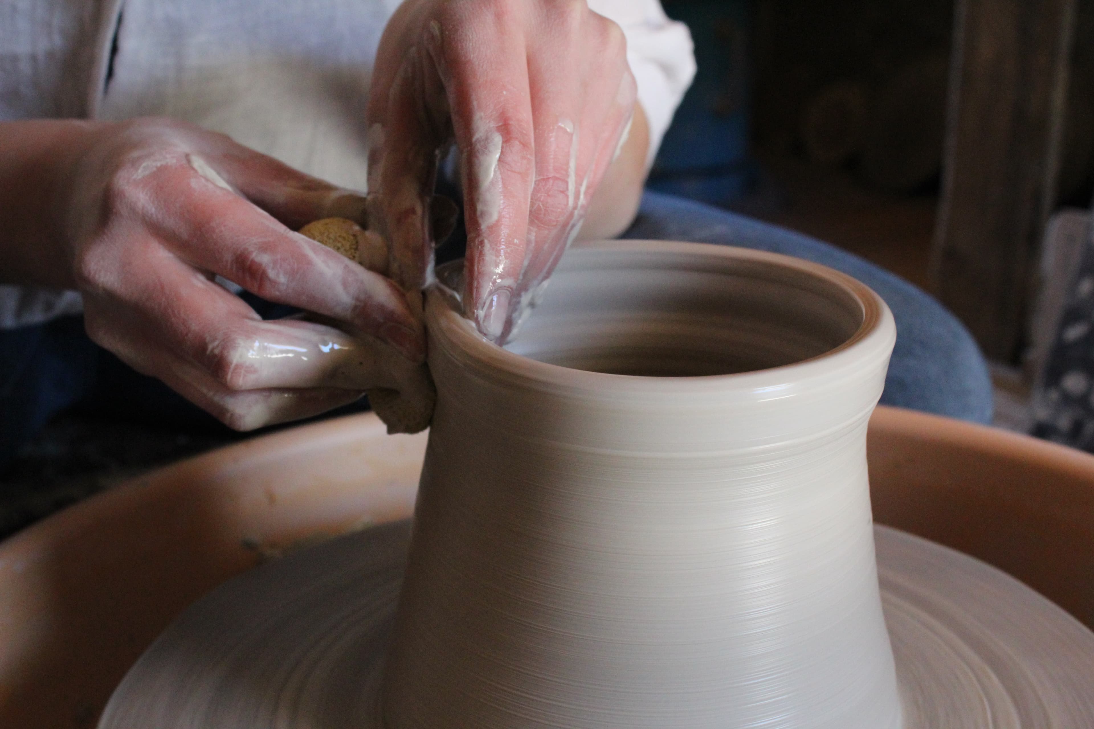 Assurance marchandise pour les artisans, artisan entrain de faire de la poterie