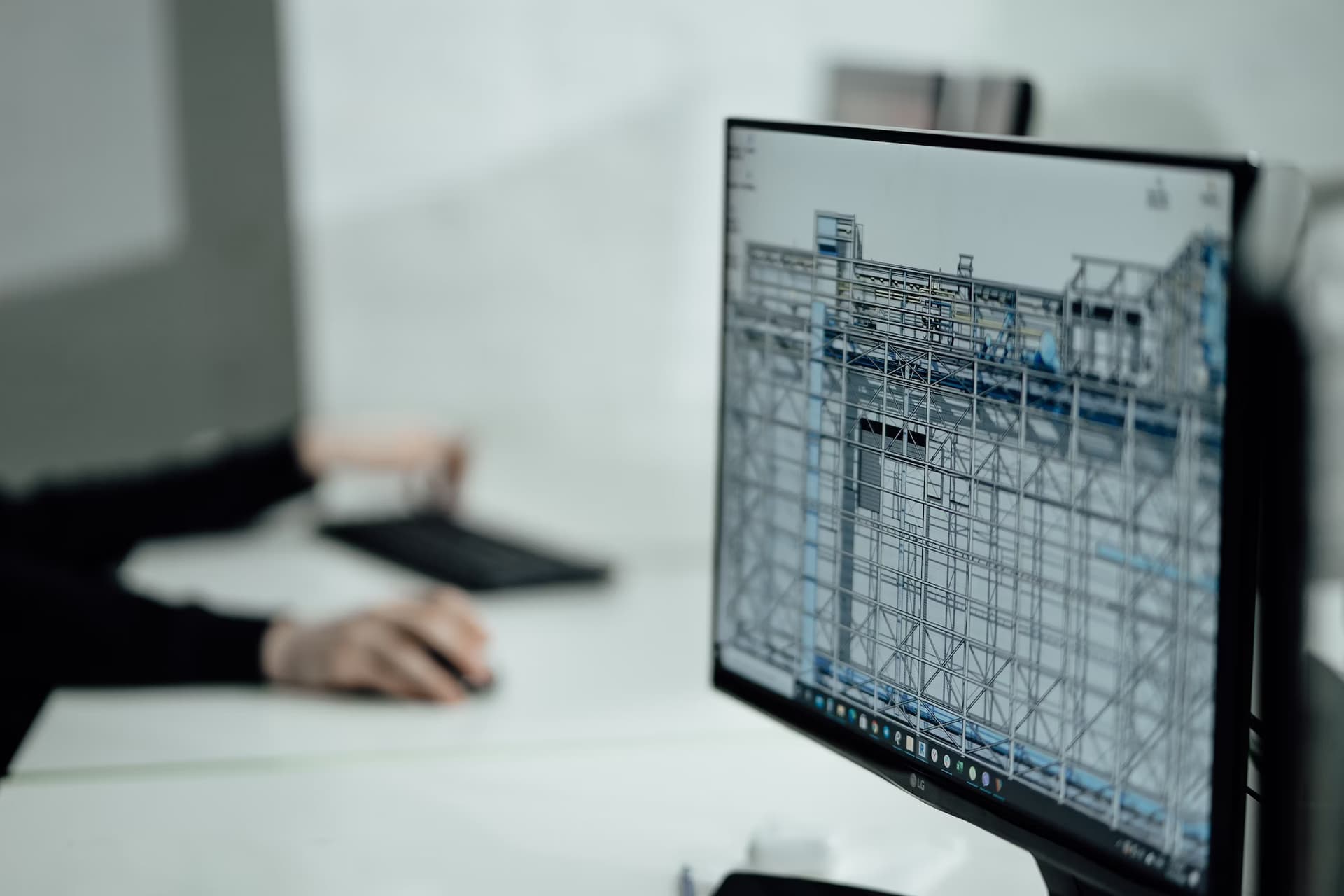 Dessinateur projeteur BTP travaillant sur des plans techniques