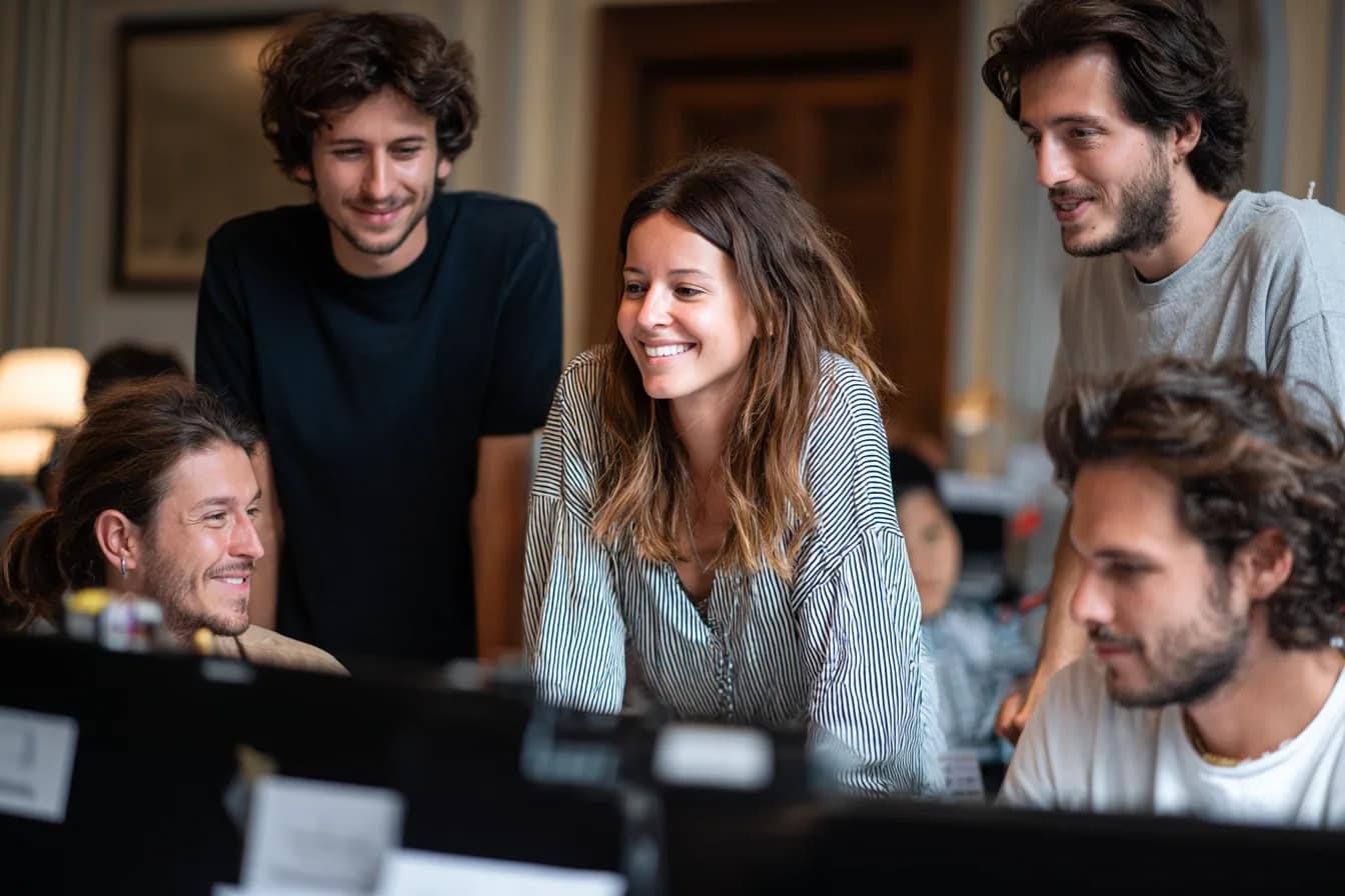 Équipe de professionnels réunie autour d'un projet